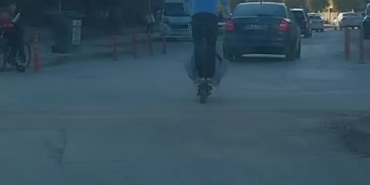 Scooter ile tehlikeli yolculuk kamerada