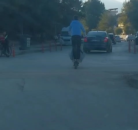 Scooter ile tehlikeli yolculuk kamerada