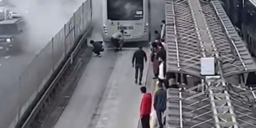 Sefaköy metrobüs durağında yangın paniği