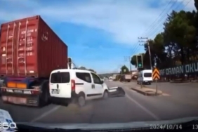 Şerit değiştiren ticari araca çarpan tır yan yattı: 2 yaralı