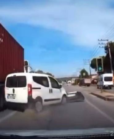 Şerit değiştiren ticari araca çarpan tır yan yattı: 2 yaralı