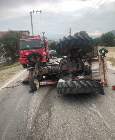 Servisten indirilen öğrencilerin bindiği traktör kaza yaptı: 6 yaralı
