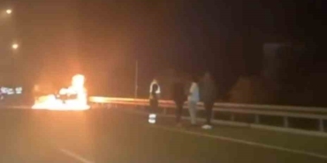 Seyir halindeki araç alev topuna döndü