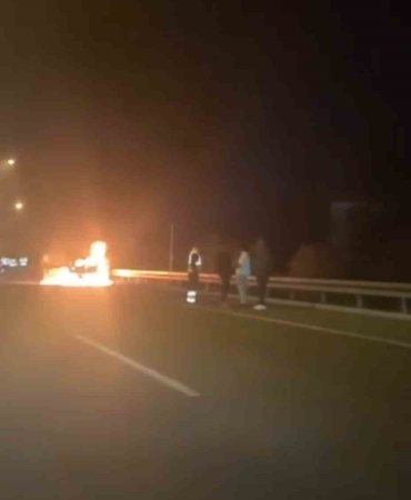 Seyir halindeki araç alev topuna döndü