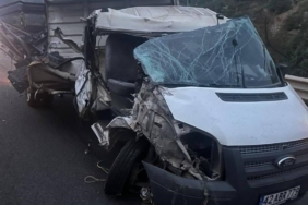 Seyir halindeki kamyonet tıra arkadan çarpıştı, 1 kişi yaralandı