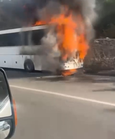 Seyir halindeki otobüs alev alev yandı