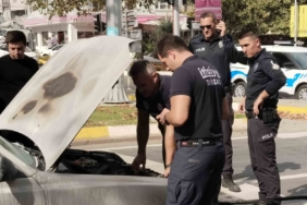 Seyir halindeki otomobil alev aldı