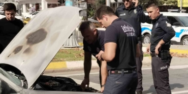 Seyir halindeki otomobil alev aldı