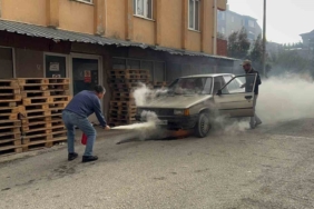 Seyir halindeyken alev alan otomobile ilk müdahaleyi çevredeki esnaf yaptı