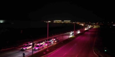 Sokak lambaları, meme kanseri farkındalığı için pembe yandı