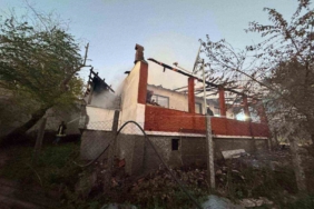 Şömineden sıçrayan ateş tek katlı evi küle çevirdi