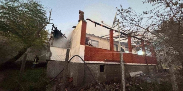 Şömineden sıçrayan ateş tek katlı evi küle çevirdi