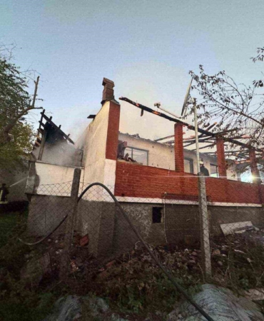Şömineden sıçrayan ateş tek katlı evi küle çevirdi