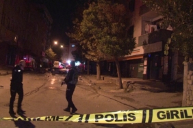 Sultanbeyli’de eşinden ayrılan şahıs, evi ateşe verip tüm eşyaları sokağa attı