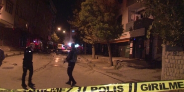 Sultanbeyli’de eşinden ayrılan şahıs, evi ateşe verip tüm eşyaları sokağa attı