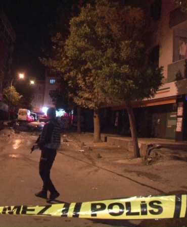 Sultanbeyli’de eşinden ayrılan şahıs, evi ateşe verip tüm eşyaları sokağa attı