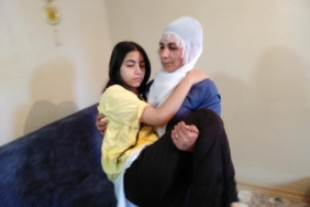 Sultangazi’de 5.5 yıl önce boynuna saplanan makasla felç kalan kızdan yardım çığlığı