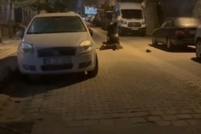 Sultangazi’de dehşet anları kamerada: Yerde yatan kişiyi yumrukladı