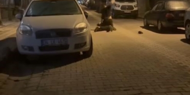 Sultangazi’de dehşet anları kamerada: Yerde yatan kişiyi yumrukladı