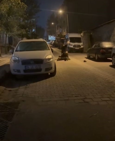Sultangazi’de dehşet anları kamerada: Yerde yatan kişiyi yumrukladı