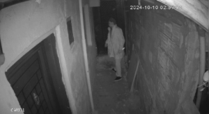 Sultangazi’de ekmek bıçaklı hırsızlık girişimi kamerada