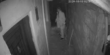 Sultangazi’de ekmek bıçaklı hırsızlık girişimi kamerada