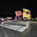 Sultangazi’de hafriyat kamyonu önce refüje, ardından levha direğine çarptı: 1 yaralı