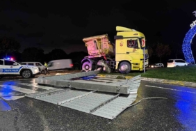 Sultangazi’de hafriyat kamyonu önce refüje, ardından levha direğine çarptı: 1 yaralı