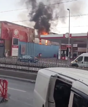 Sultangazi’de oto tamirhanesinde korkutan yangın