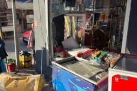 Sürücü dönerken gaza bastı, otomobil yayaya ve marketin duvarına çarptı