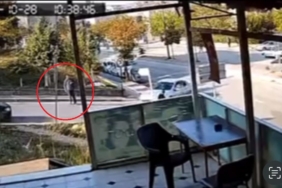 Sürücü fenalaştı yokuş aşağı giden araç, önce yayaya sonra otomobile çarptı