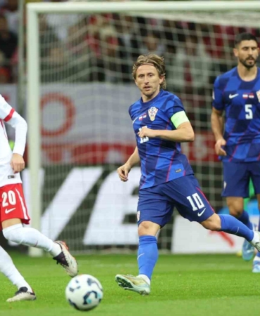 Szymanski gol attı, Livakovic kırmızı kart gördü