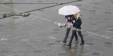 Taksim’de aniden bastıran yağmur vatandaşlara zor anlar yaşattı
