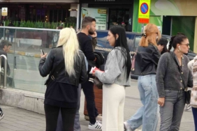 Taksim’de Türk bayrağını kullanarak duygu sömürüsü ile vatandaşlardan para alan 3 kadına para cezası