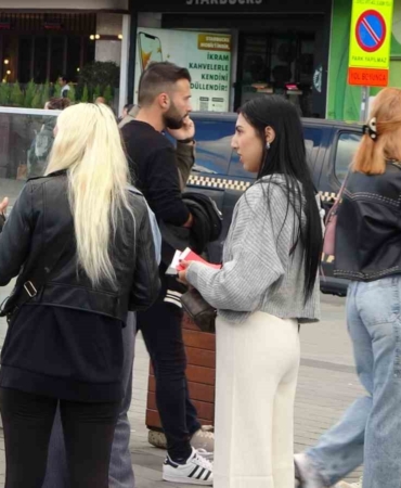 Taksim’de Türk bayrağını kullanarak duygu sömürüsü ile vatandaşlardan para alan 3 kadına para cezası