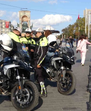 Taksim’de yaya yolunu işgal eden motosiklet sürücülerine ceza yağdı