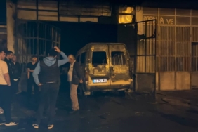 Tamir için bırakılan minibüs, bir anda alev alev yanarak dükkana girdi