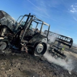 Tarla süren traktör yandı