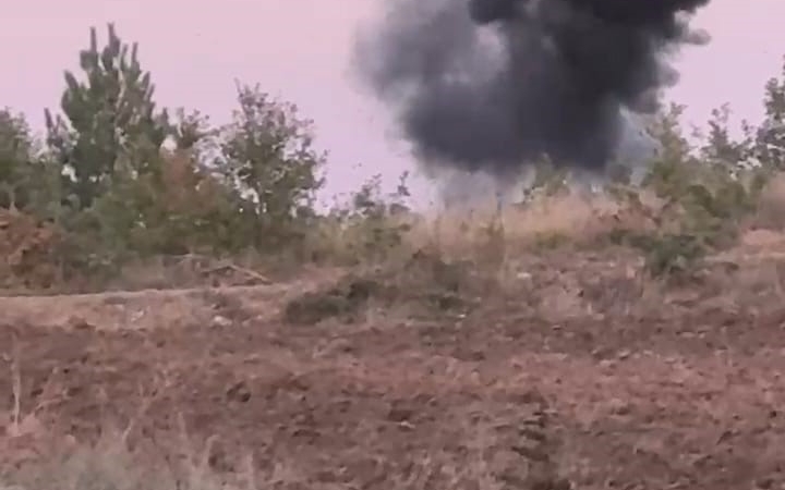 Tarlayı süren çiftçi patlamamış el bombası buldu