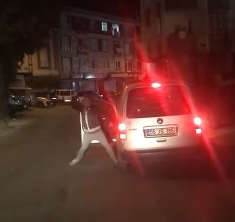 Tartıştığı adamın aracına jop ile saldırdı