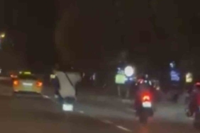 Tek teker ilerleyen motosiklet sürücüsü kamerada