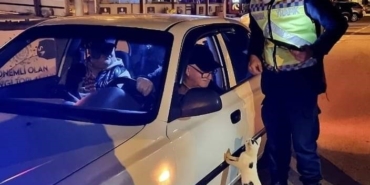 Tekirdağ’da denetim sırasında araca tırmanan kedi gülümsetti: "Ehliyet, ruhsat tamam ama mamayı unuttun"