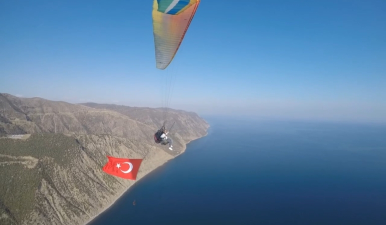 Tekirdağ’da yamaç paraşütçülerden Türk bayrağıyla Cumhuriyet uçuşu