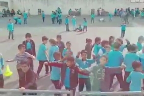 Teneffüsteki öğrenciler tırdan çalan oyun havasıyla eğlendi