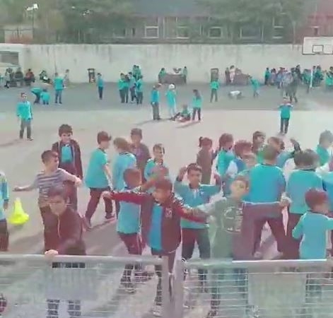 Teneffüsteki öğrenciler tırdan çalan oyun havasıyla eğlendi