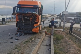 Tır ile otomobilin çarpıştığı kazada sürücüler yaralandı