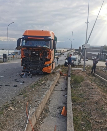 Tır ile otomobilin çarpıştığı kazada sürücüler yaralandı