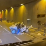 Tıra çarpan otomobil kağıt gibi ezildi, sürücü ağır yaralandı
