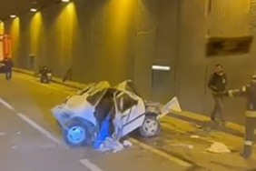 Tıra çarpan otomobil kağıt gibi ezildi, sürücü ağır yaralandı