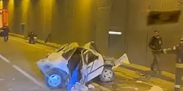 Tıra çarpan otomobil kağıt gibi ezildi, sürücü ağır yaralandı